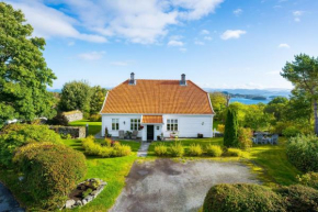 Prestekrage - beautiful holiday home by Klokkarvik outside Bergen